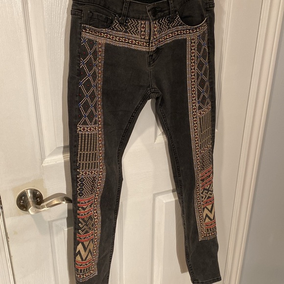 BDG UO Mid Rise Twig Ankle Distressed Black Jeans w Embroidery - Picture 3 of 9